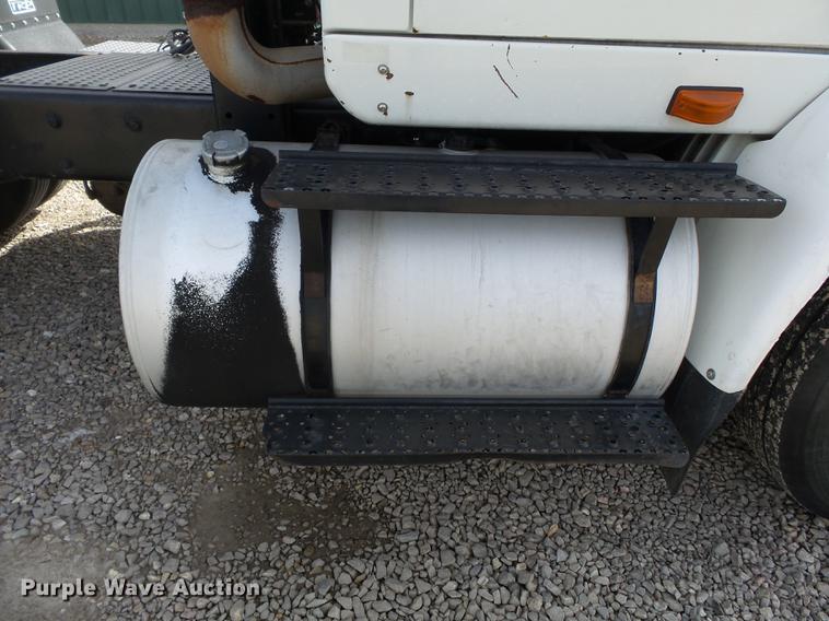 image for item DD2354 2007 International 8600 semi truck