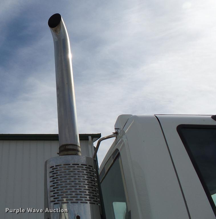 image for item DD2354 2007 International 8600 semi truck