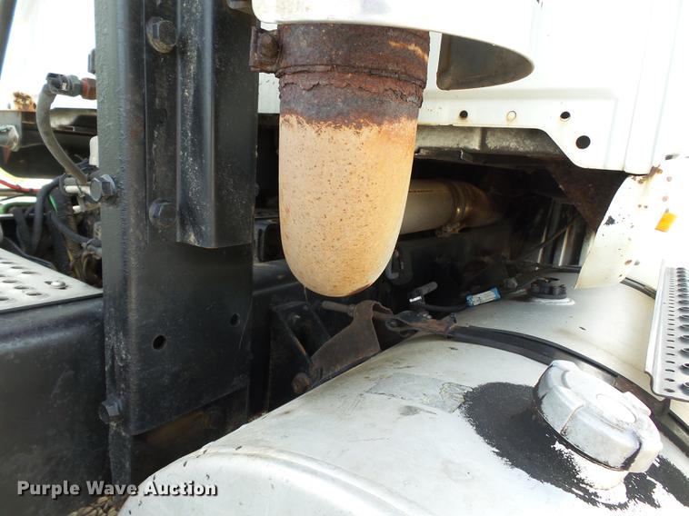 image for item DD2354 2007 International 8600 semi truck