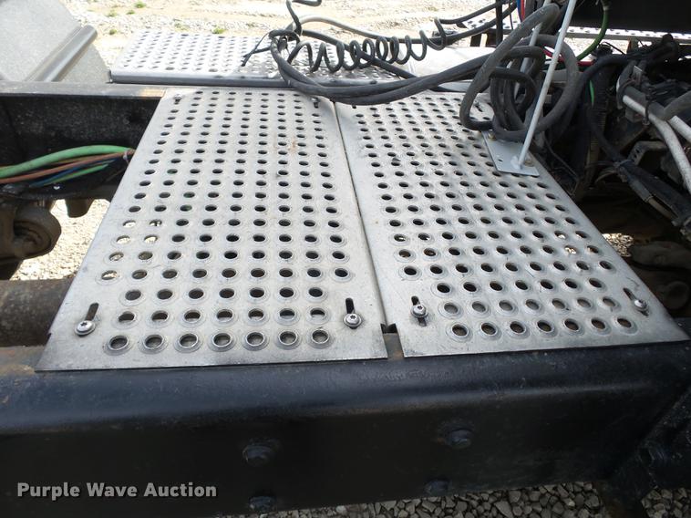 image for item DD2354 2007 International 8600 semi truck