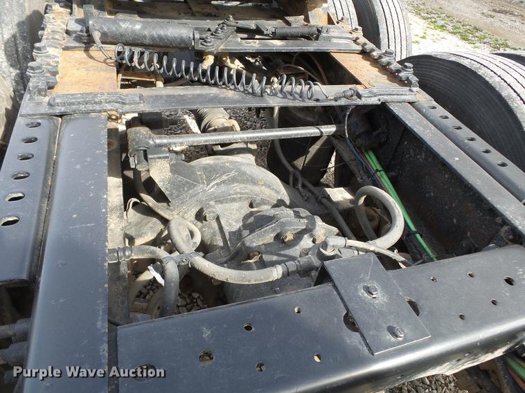 image for item DD2354 2007 International 8600 semi truck