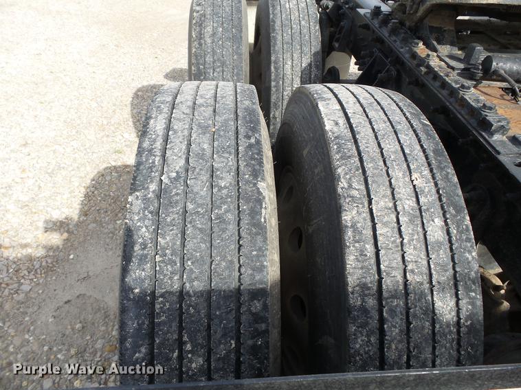 image for item DD2354 2007 International 8600 semi truck