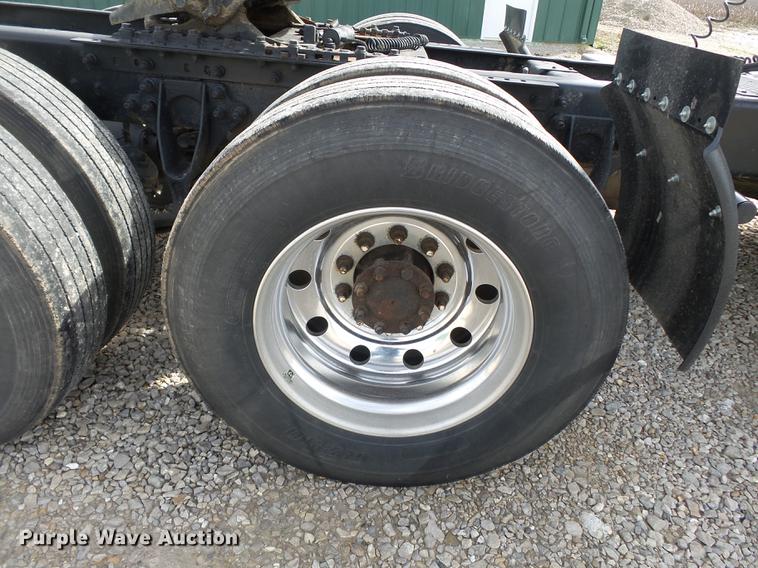 image for item DD2354 2007 International 8600 semi truck