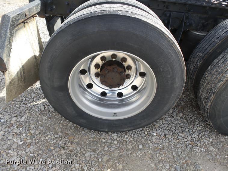 image for item DD2354 2007 International 8600 semi truck