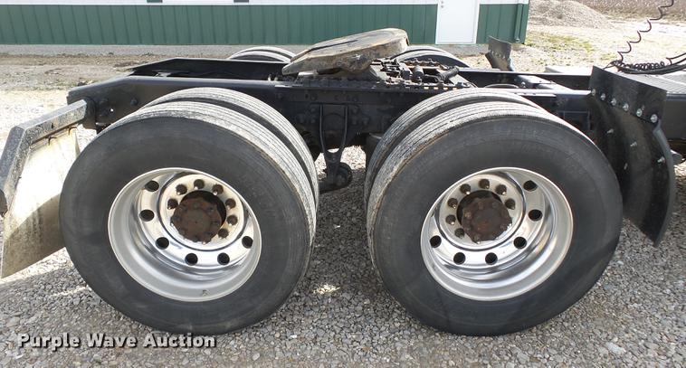 image for item DD2354 2007 International 8600 semi truck