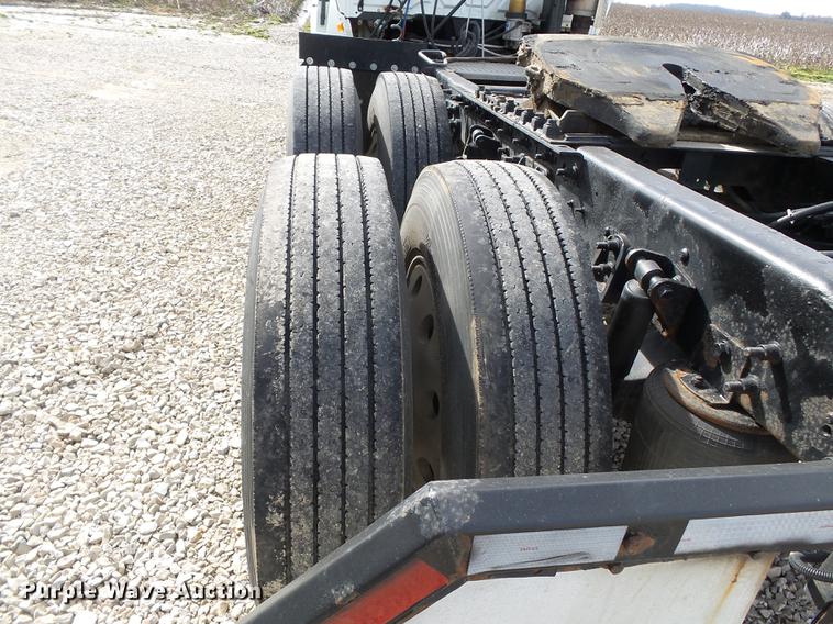 image for item DD2354 2007 International 8600 semi truck