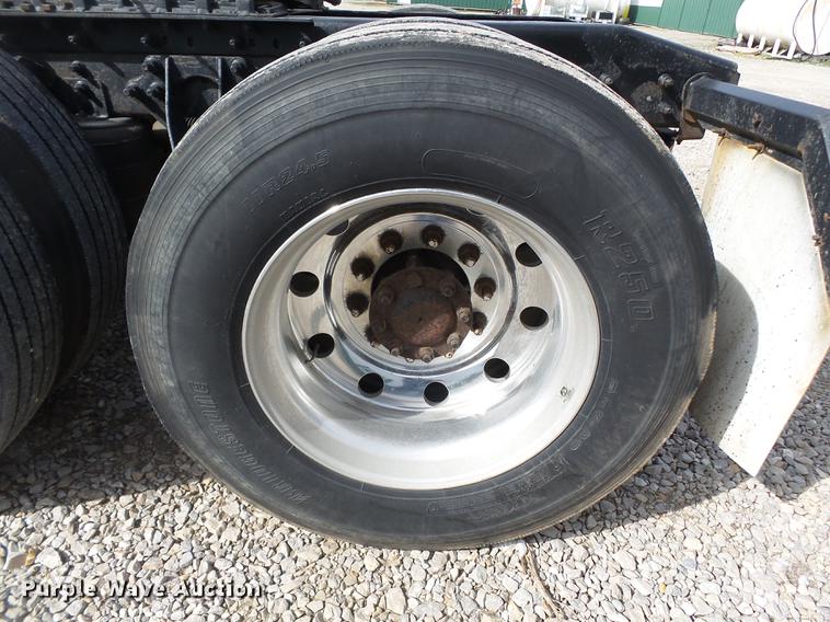 image for item DD2354 2007 International 8600 semi truck