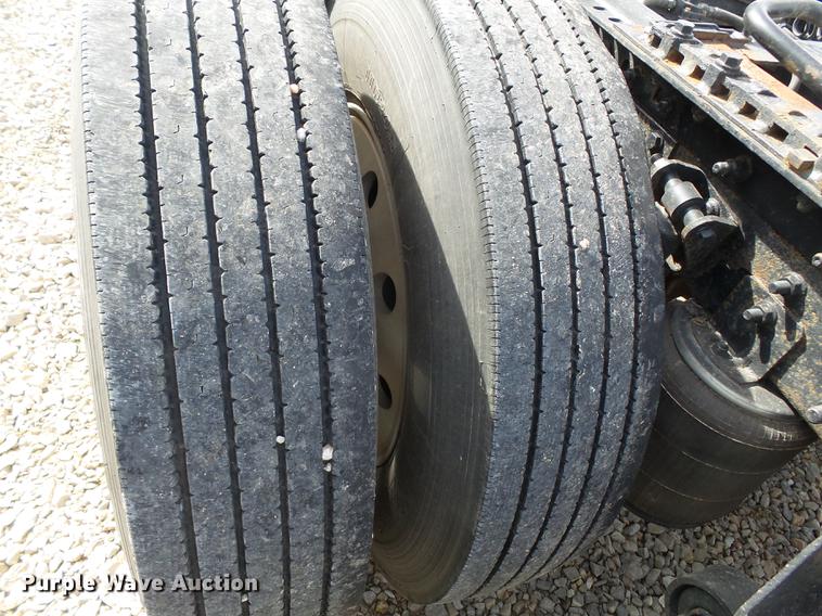 image for item DD2354 2007 International 8600 semi truck