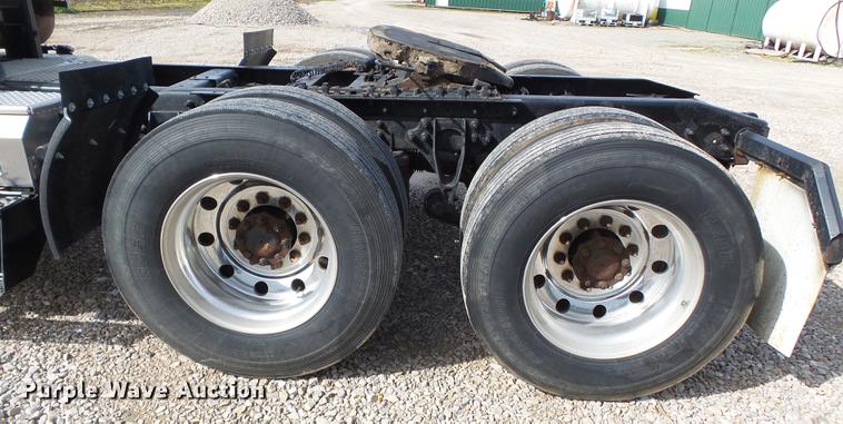 image for item DD2354 2007 International 8600 semi truck