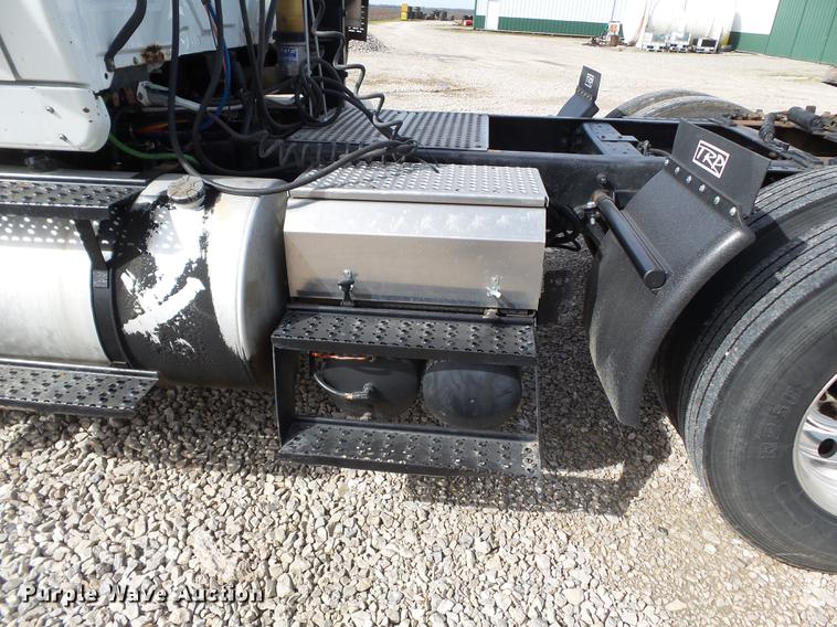 image for item DD2354 2007 International 8600 semi truck