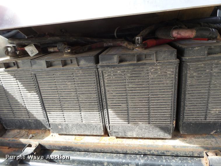 image for item DD2354 2007 International 8600 semi truck