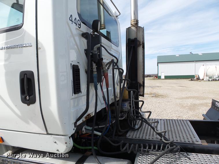 image for item DD2354 2007 International 8600 semi truck