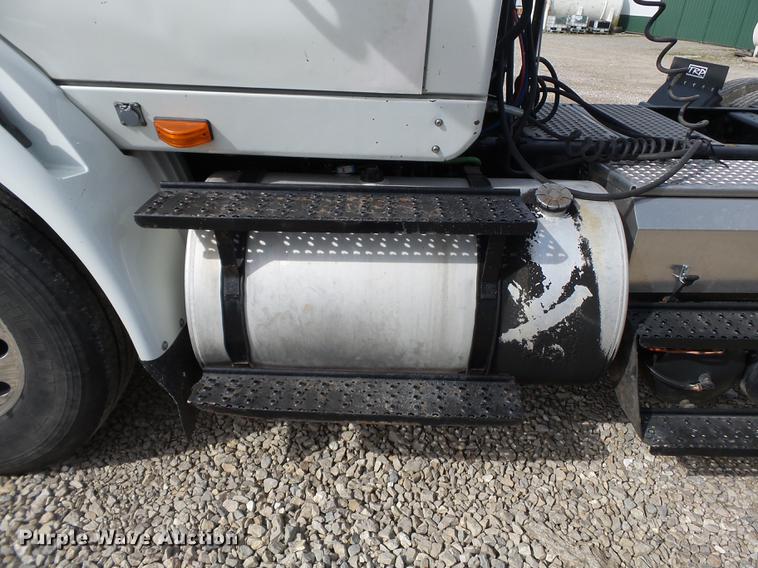 image for item DD2354 2007 International 8600 semi truck