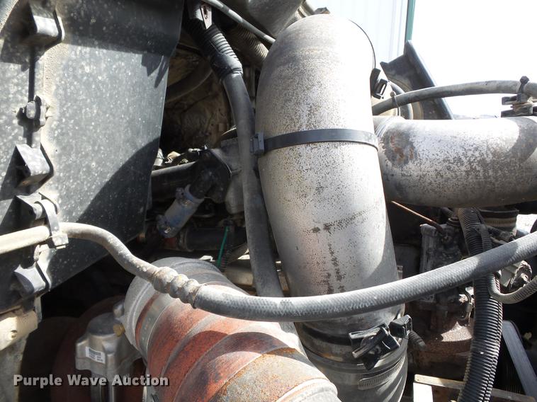 image for item DD2354 2007 International 8600 semi truck