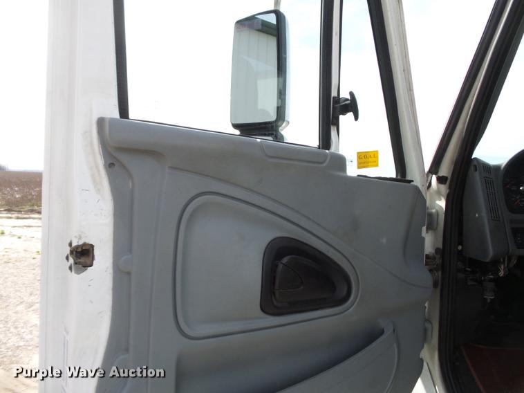 image for item DD2354 2007 International 8600 semi truck