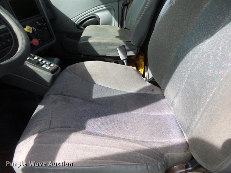 image for item DD2354 2007 International 8600 semi truck