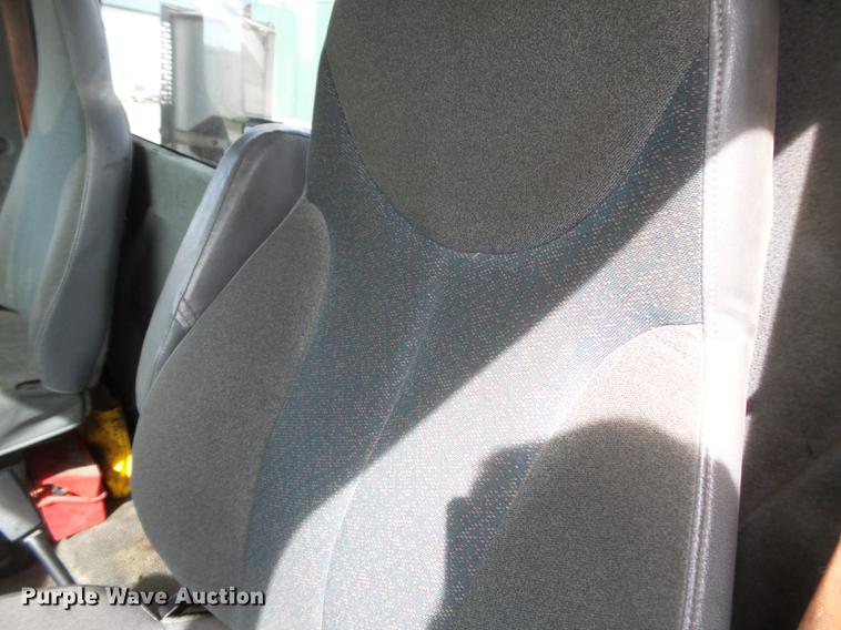 image for item DD2354 2007 International 8600 semi truck