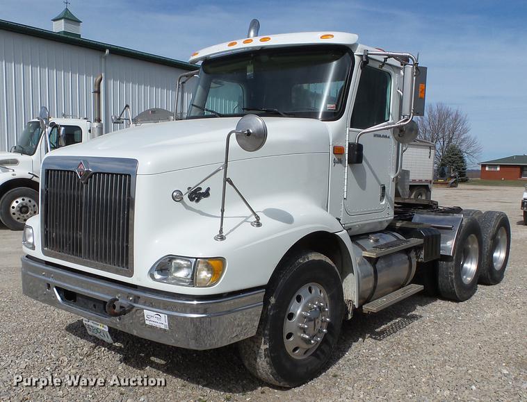 image for item DD2386 2004 International 9400i semi truck