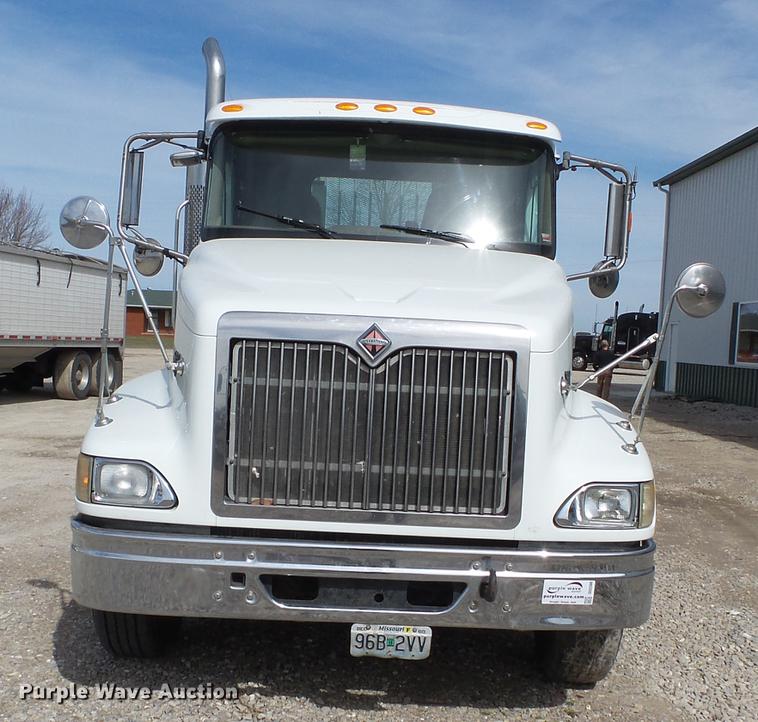 image for item DD2386 2004 International 9400i semi truck