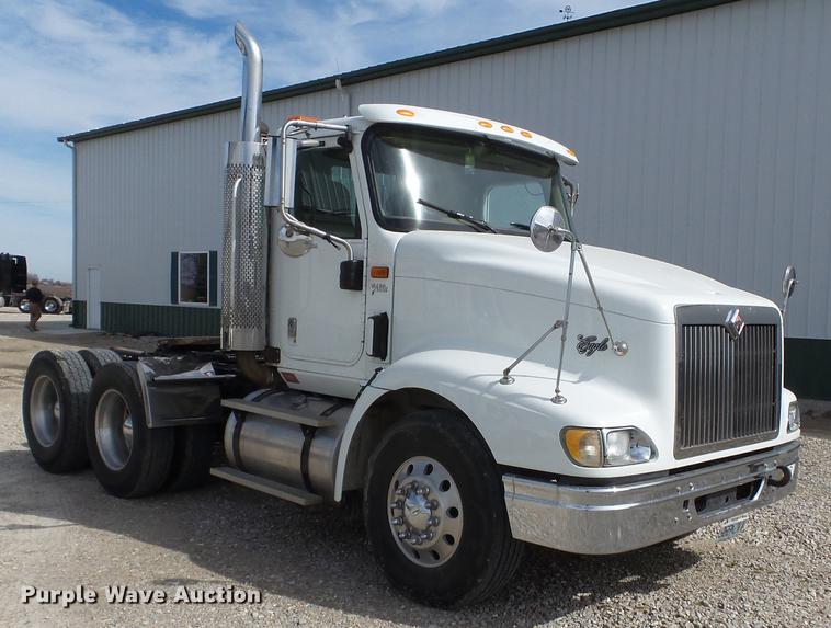 image for item DD2386 2004 International 9400i semi truck