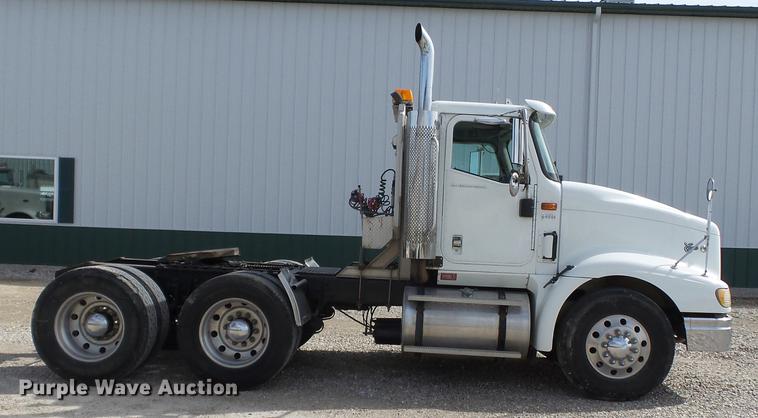 image for item DD2386 2004 International 9400i semi truck