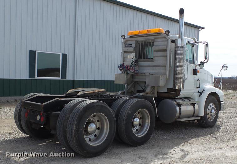 image for item DD2386 2004 International 9400i semi truck