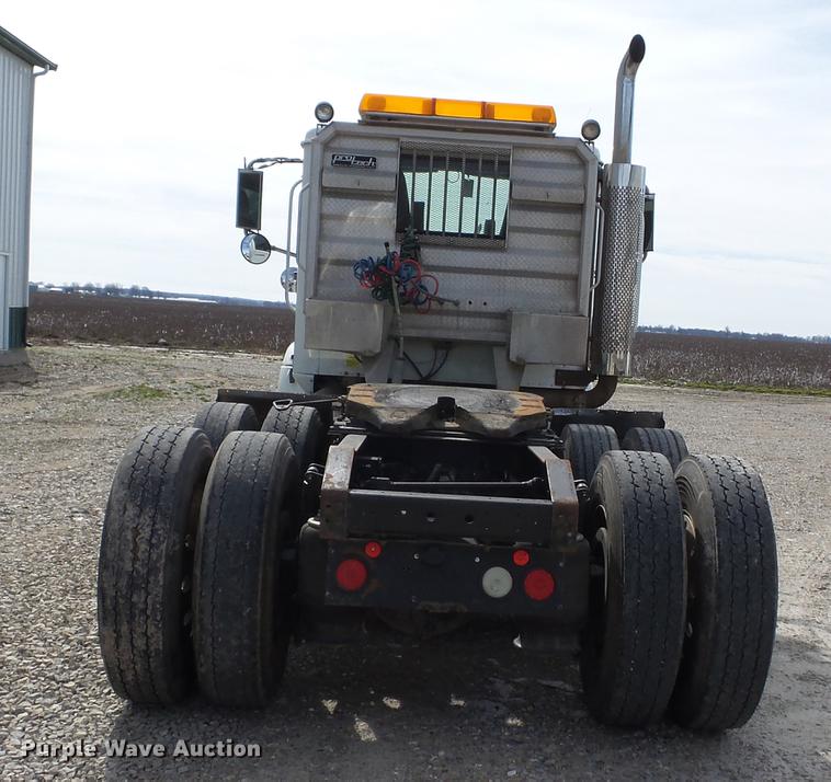 image for item DD2386 2004 International 9400i semi truck