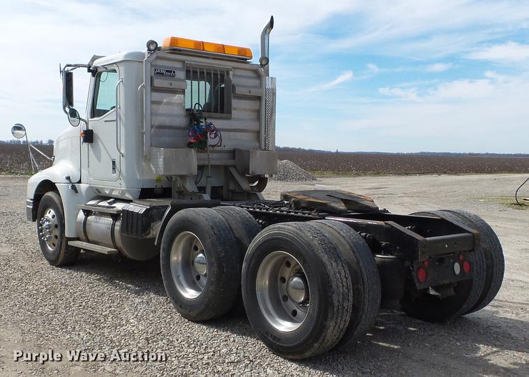 image for item DD2386 2004 International 9400i semi truck