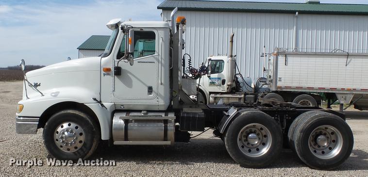image for item DD2386 2004 International 9400i semi truck