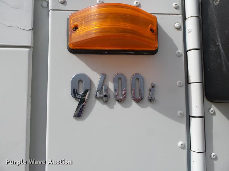 image for item DD2386 2004 International 9400i semi truck