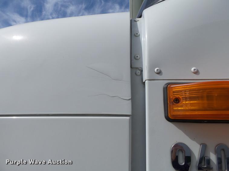 image for item DD2386 2004 International 9400i semi truck