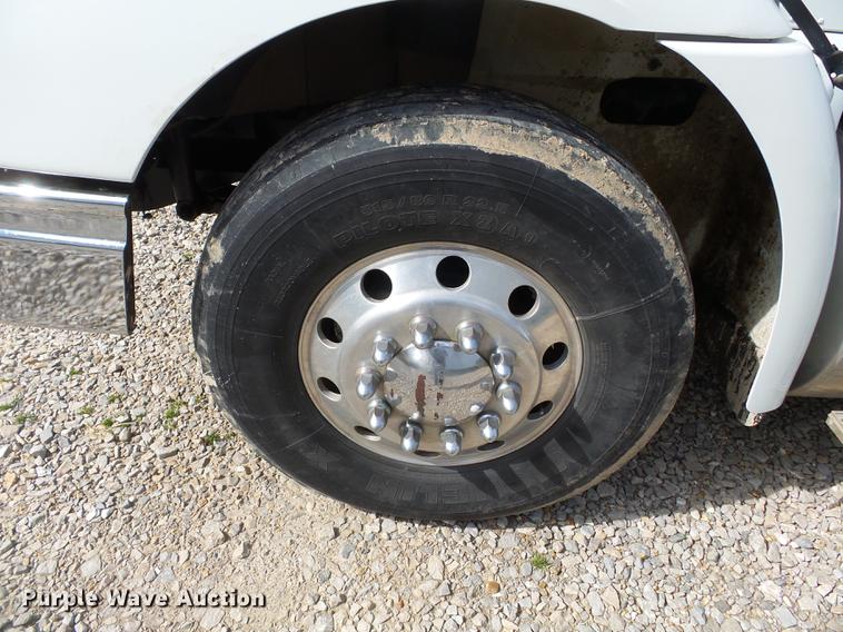 image for item DD2386 2004 International 9400i semi truck