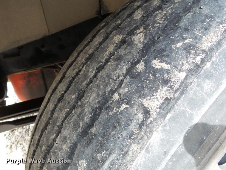 image for item DD2386 2004 International 9400i semi truck