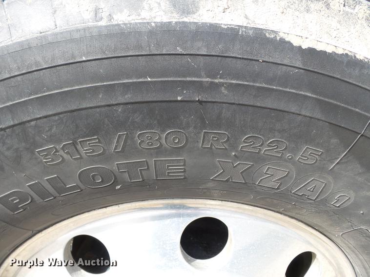 image for item DD2386 2004 International 9400i semi truck