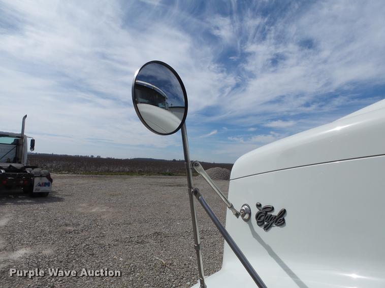 image for item DD2386 2004 International 9400i semi truck