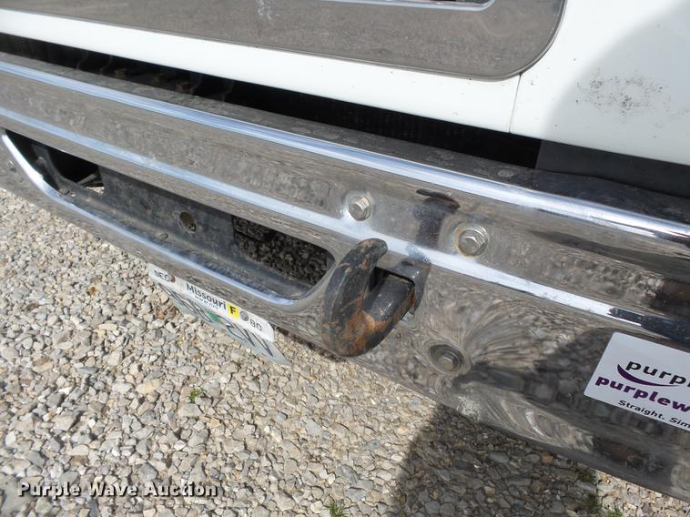 image for item DD2386 2004 International 9400i semi truck