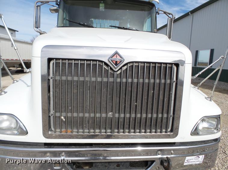 image for item DD2386 2004 International 9400i semi truck