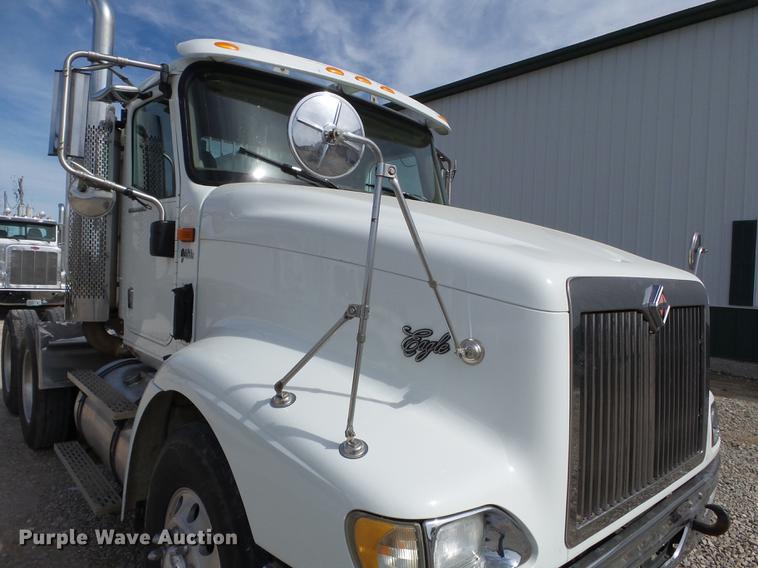image for item DD2386 2004 International 9400i semi truck