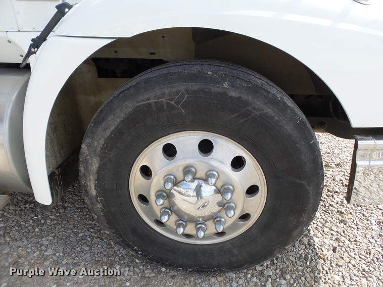 image for item DD2386 2004 International 9400i semi truck