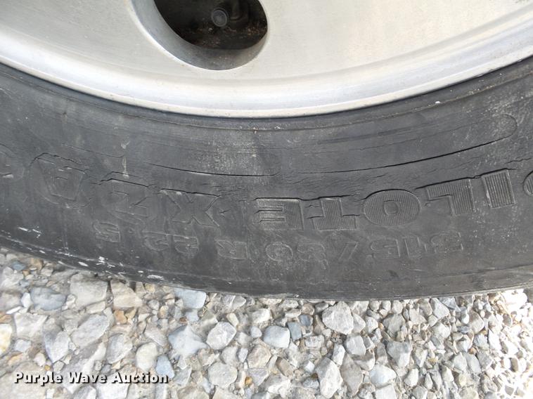 image for item DD2386 2004 International 9400i semi truck