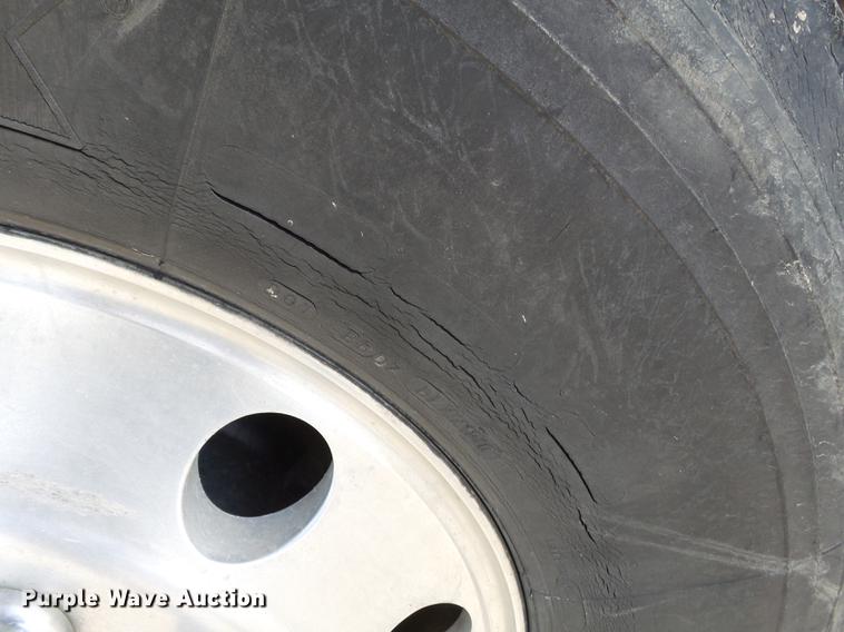 image for item DD2386 2004 International 9400i semi truck