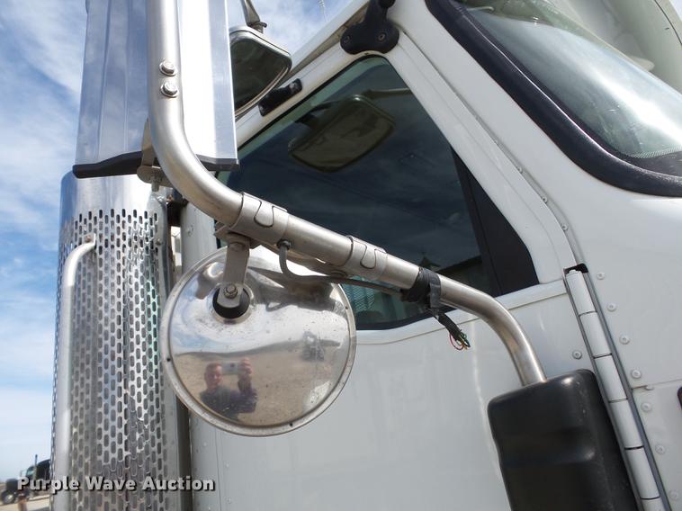 image for item DD2386 2004 International 9400i semi truck