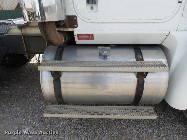 image for item DD2386 2004 International 9400i semi truck