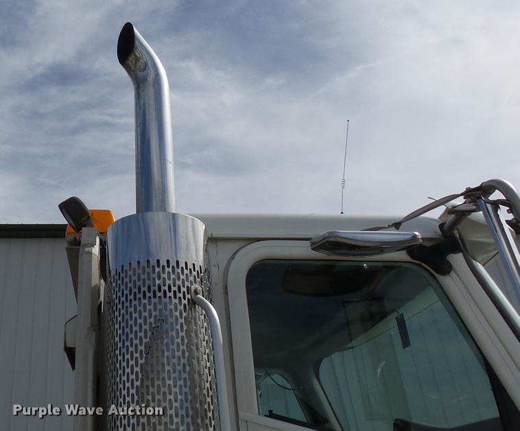 image for item DD2386 2004 International 9400i semi truck