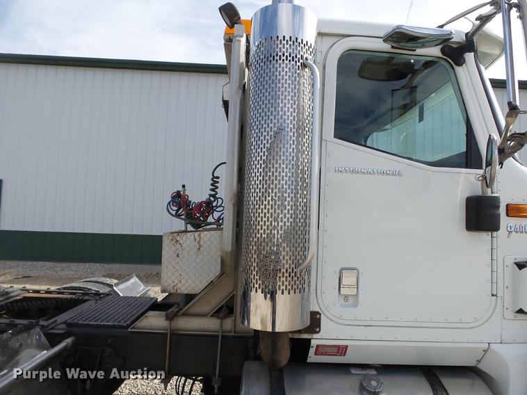 image for item DD2386 2004 International 9400i semi truck
