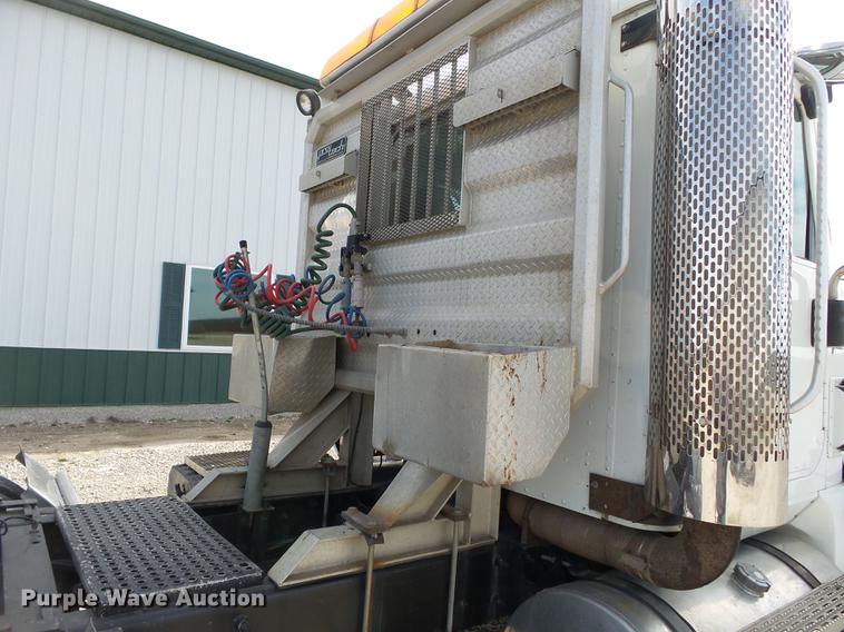 image for item DD2386 2004 International 9400i semi truck