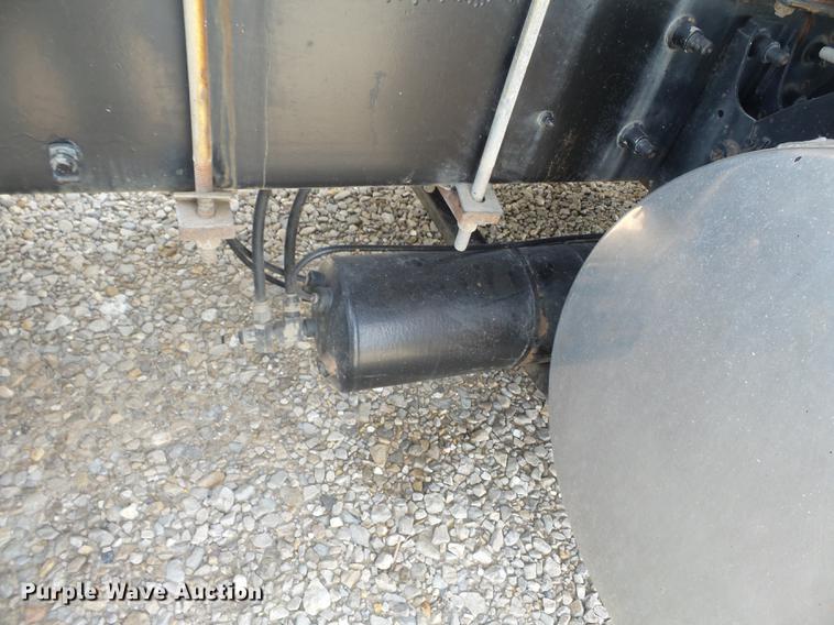 image for item DD2386 2004 International 9400i semi truck