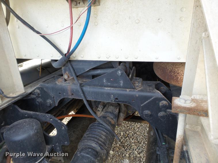 image for item DD2386 2004 International 9400i semi truck