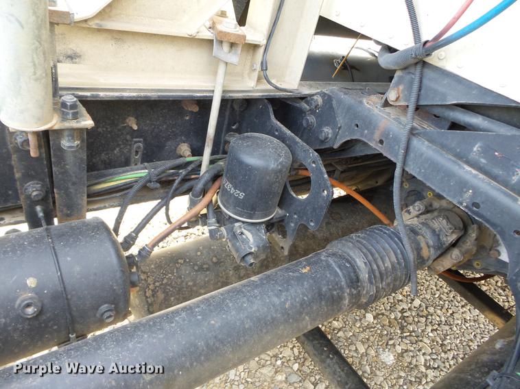 image for item DD2386 2004 International 9400i semi truck