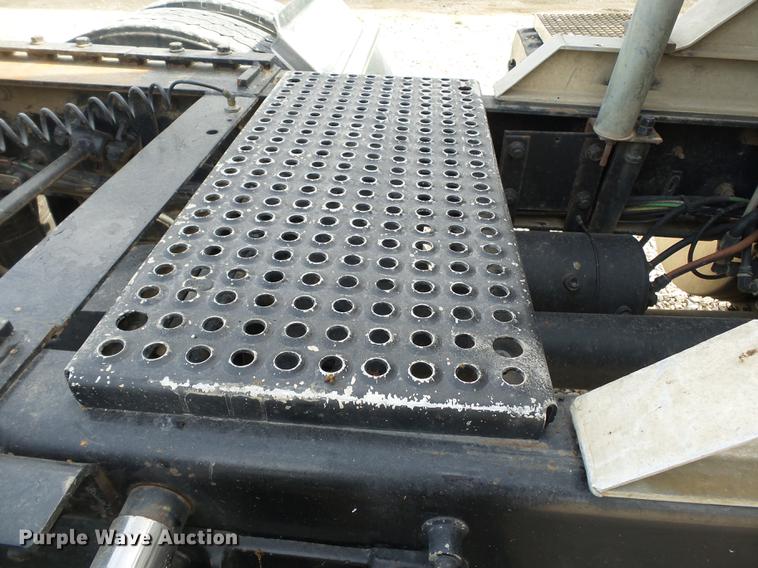 image for item DD2386 2004 International 9400i semi truck